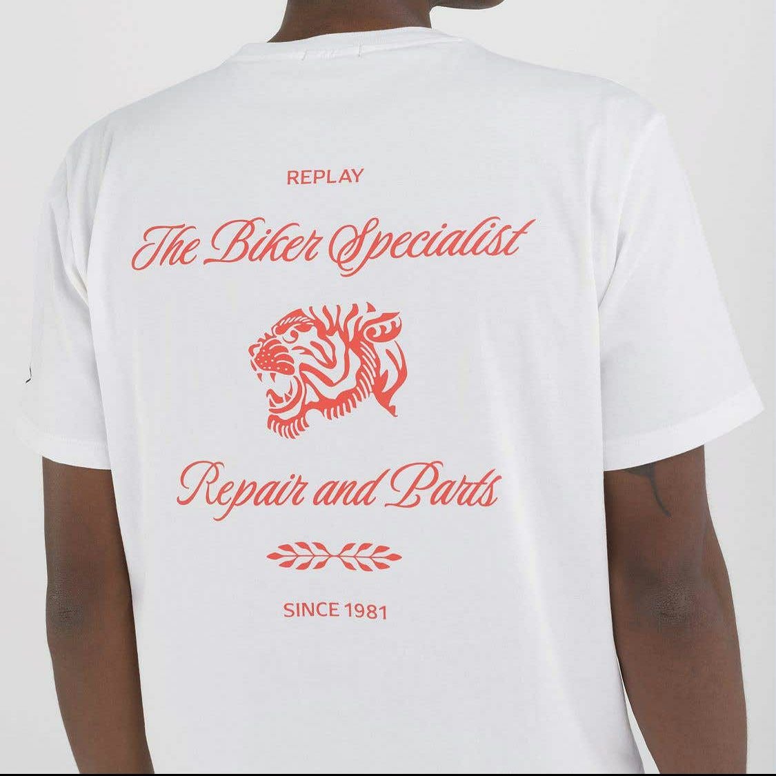Replay｜カスタムガレージ タイガー プリント Ｔシャツ｜ナチュラルホワイト｜モデル着用
