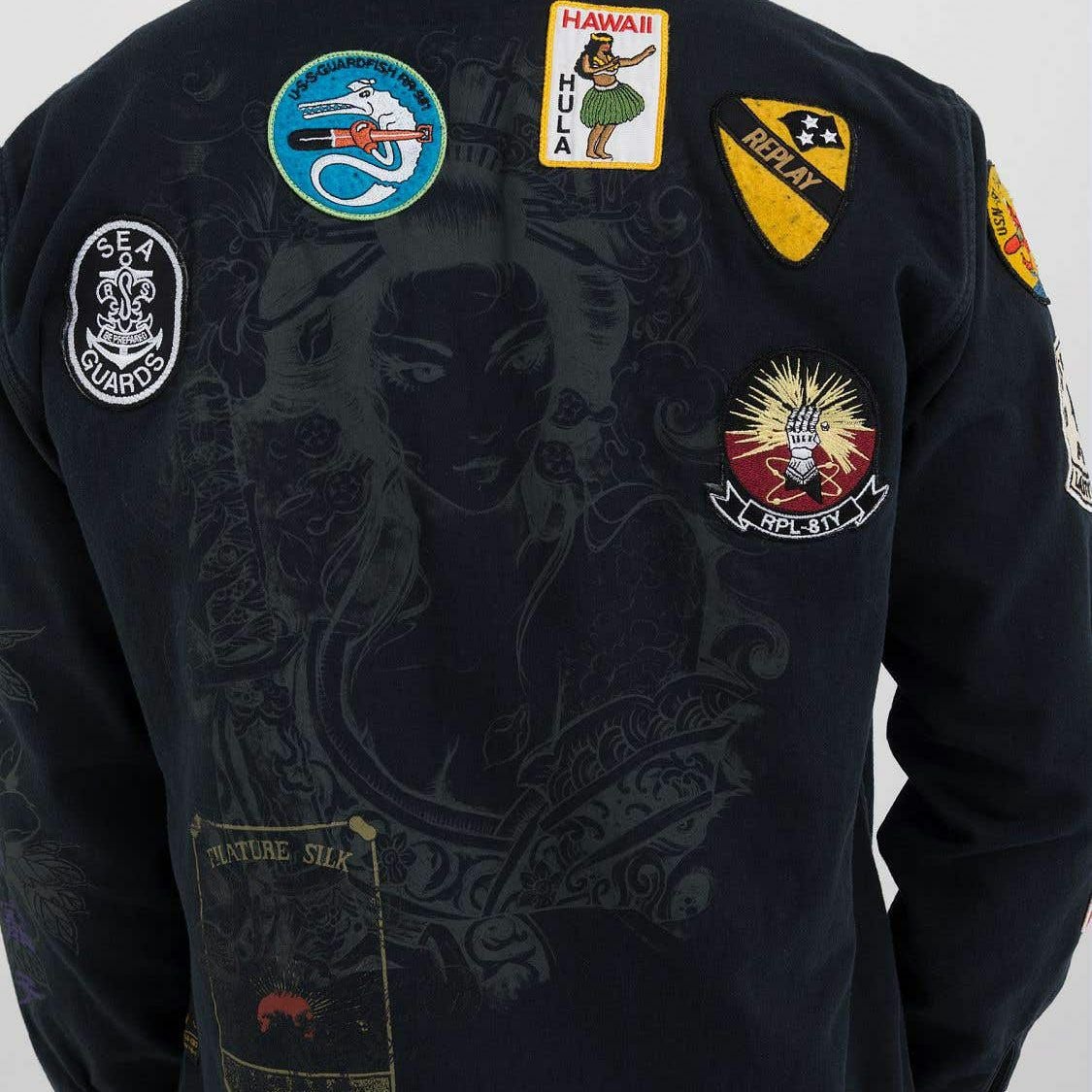 Replay｜プリント＆パッチ オーバーシャツ｜チャコール｜モデル着用