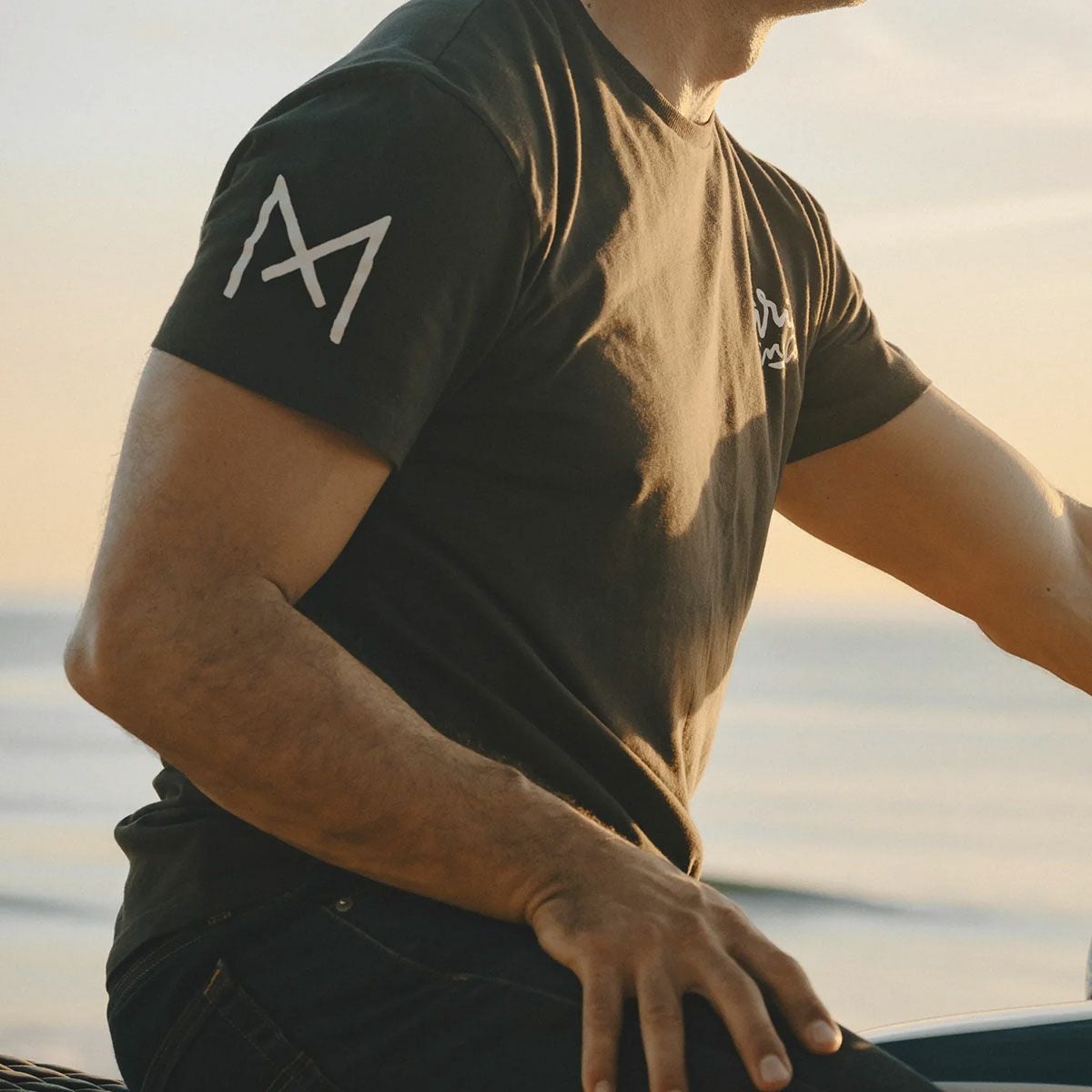 Maria Riding Company｜ヴェネーノ Tシャツ｜ダークグレー｜モデル着用