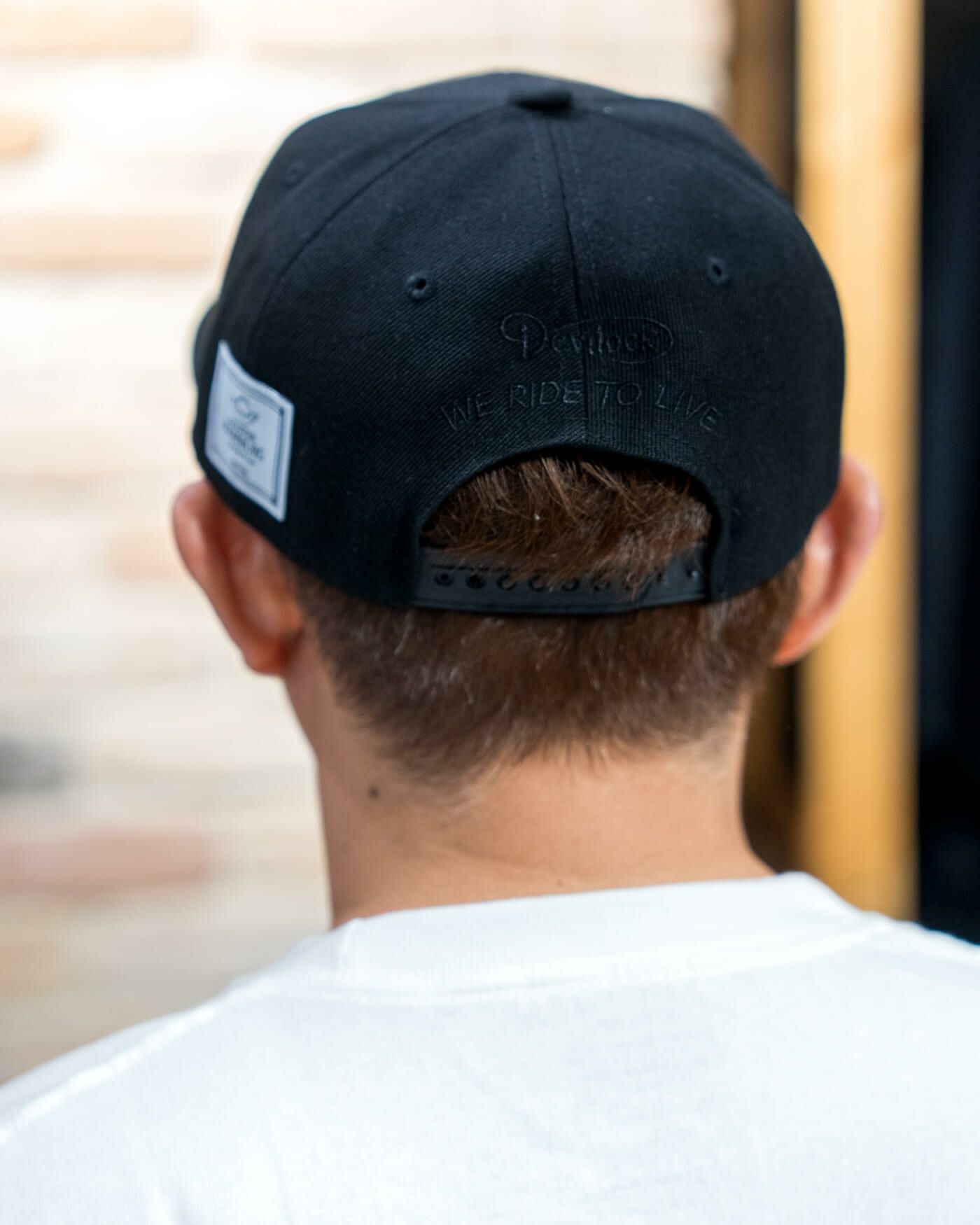 ハンバーグ師匠 x DEVILOCK｜MHロゴ CAP｜帽子｜ブラック×ブラック｜モデル着用