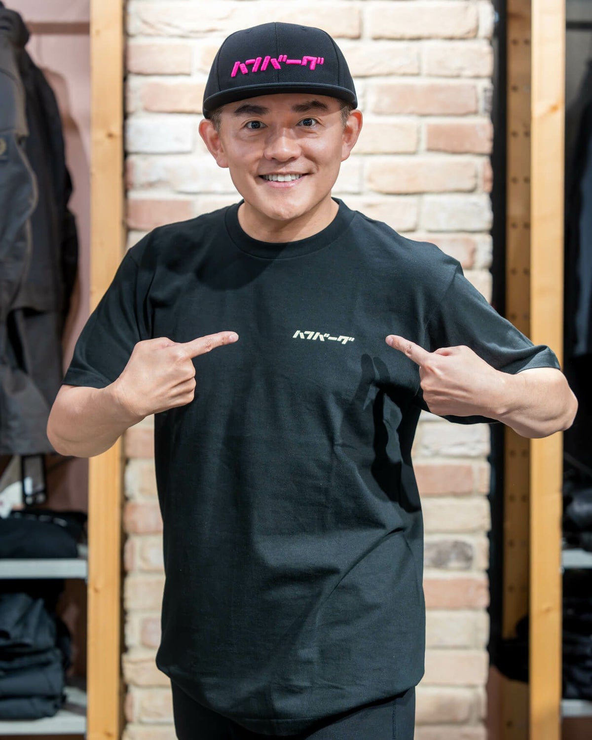 ハンバーグ師匠 x DEVILOCK｜ハンバーグ CAP｜帽子｜ブラック×ピンク｜モデル着用