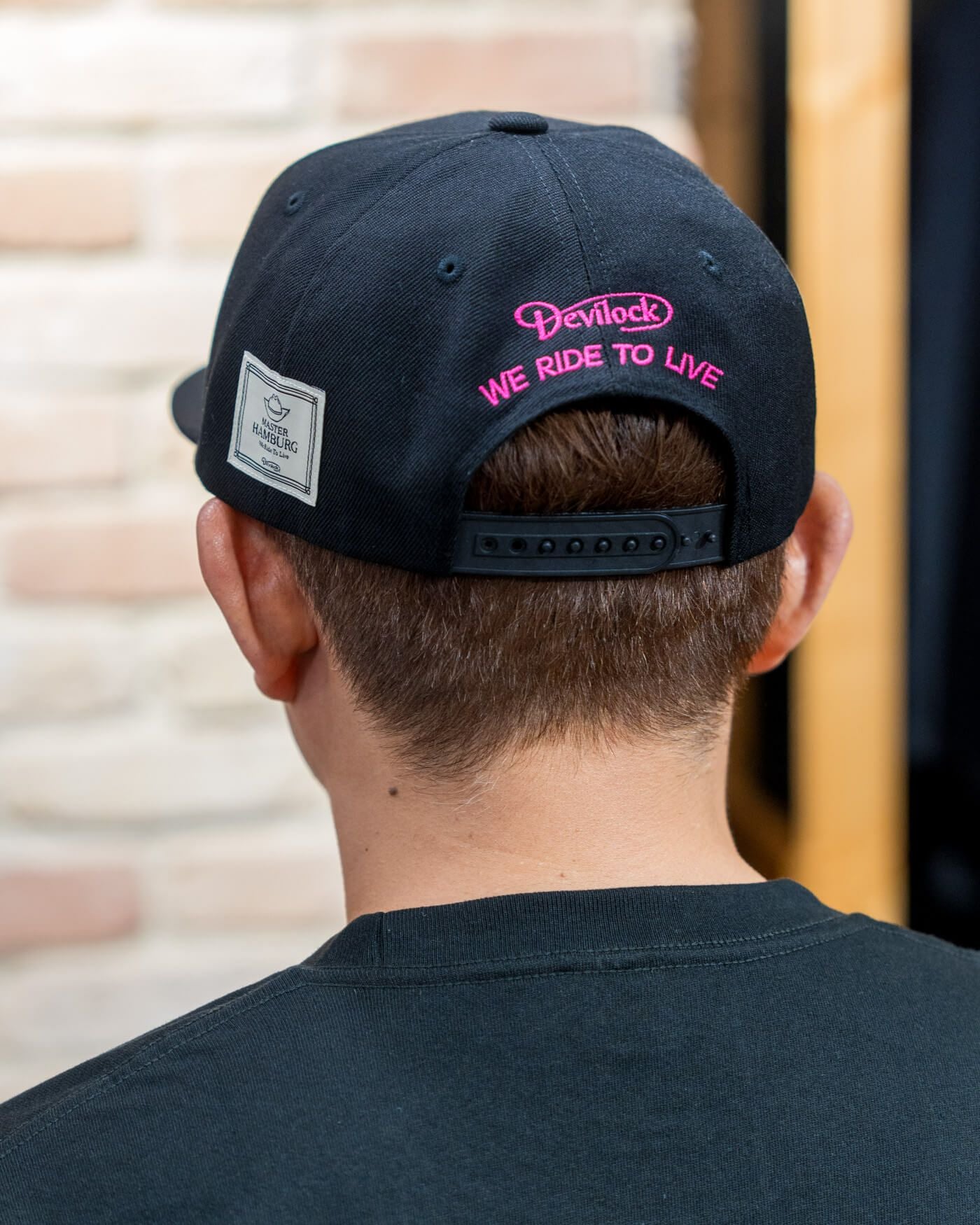 ハンバーグ師匠 x DEVILOCK｜ハンバーグ CAP｜帽子｜ブラック×ピンク｜モデル着用