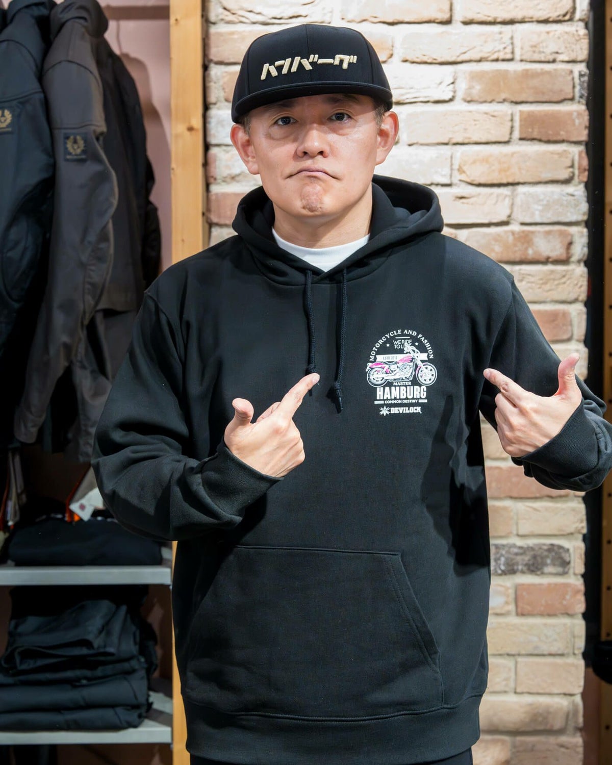 ハンバーグ師匠 x DEVILOCK｜ハンバーグ CAP｜帽子｜ブラック×クリーム｜モデル着用