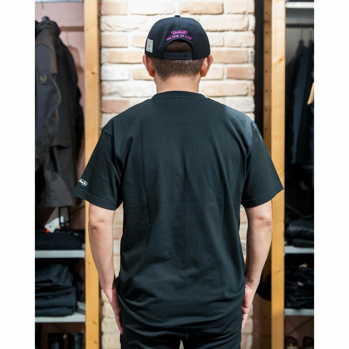 ハンバーグ師匠 x DEVILOCK｜ハンバーグTEE｜Tシャツ｜ブラック｜モデル着用