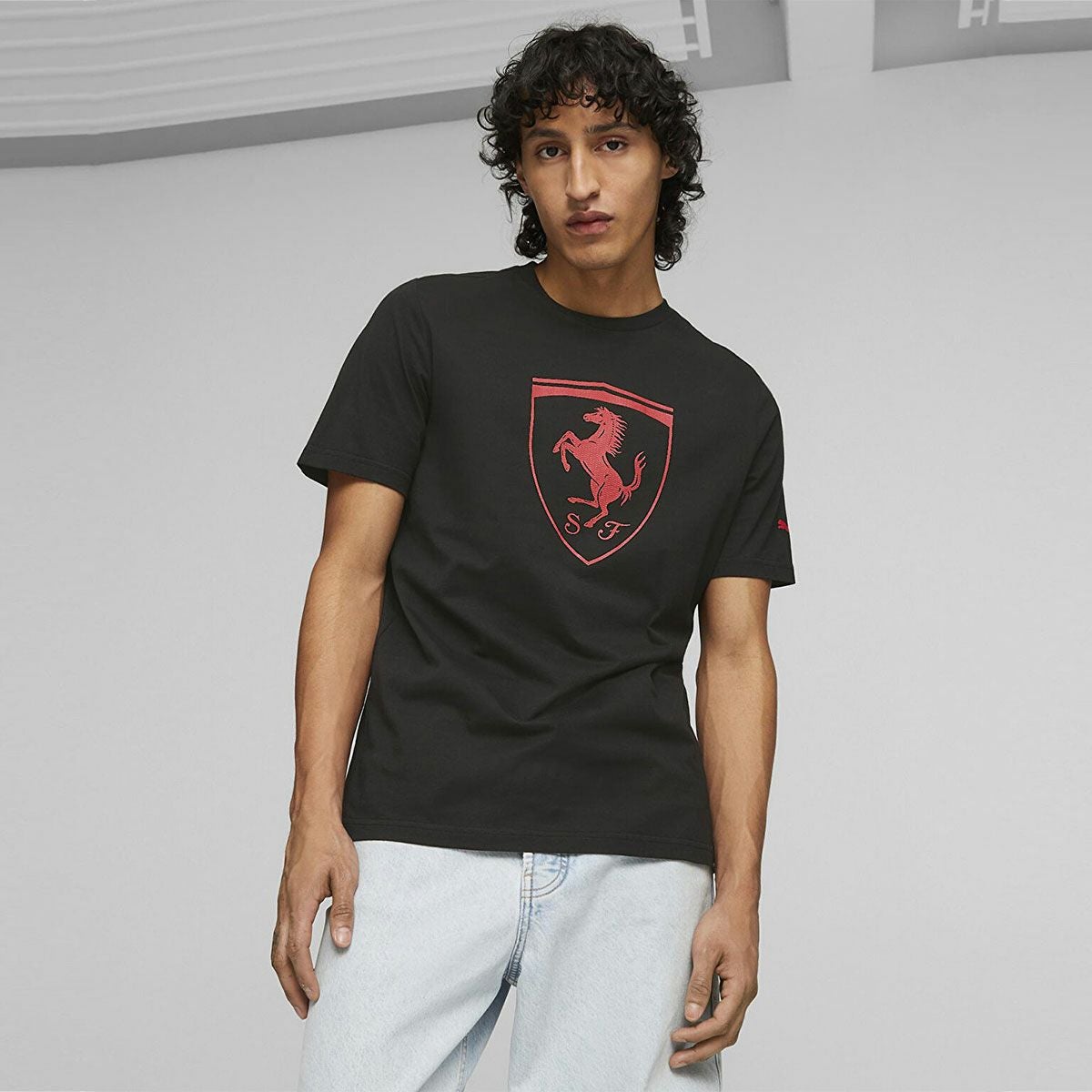 Ferrari｜フェラーリ RACE TONAL ビッグ シールド Tシャツ｜ブラック｜モデル着用