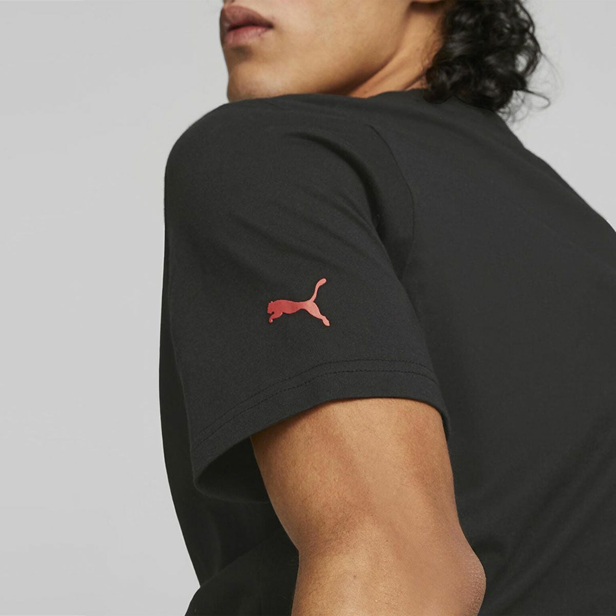 Ferrari｜フェラーリ RACE TONAL ビッグ シールド Tシャツ｜ブラック｜モデル着用