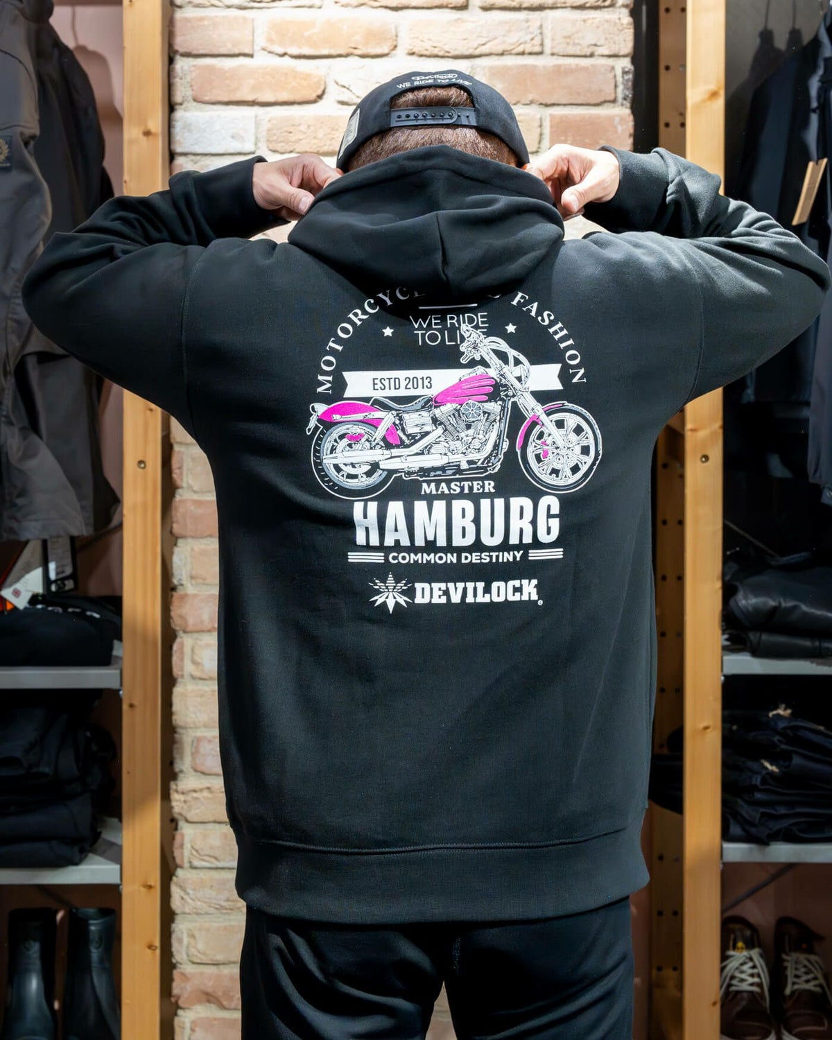 ハンバーグ師匠 x DEVILOCK｜BIKE HOODIE｜フーディ｜ブラック｜モデル着用
