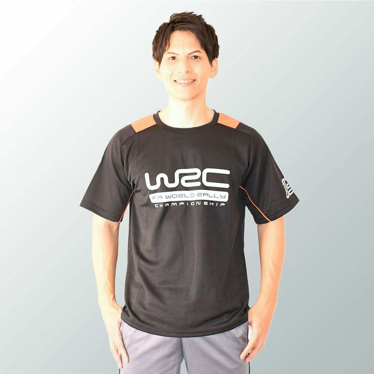 WRC｜WRC 13 ポリエステル Tシャツ｜ブラック｜モデル着用