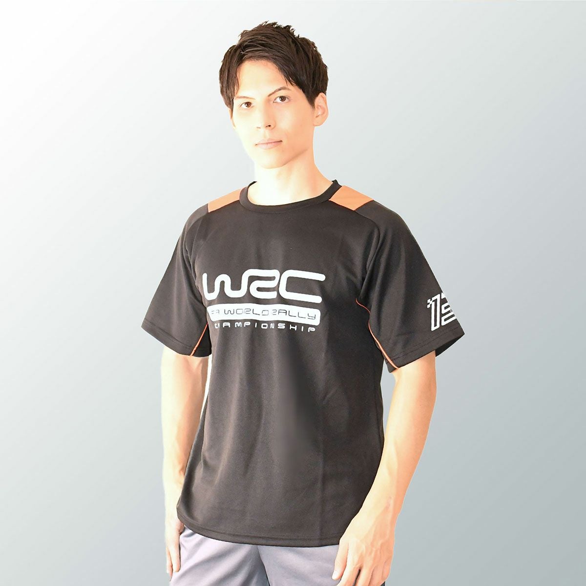 WRC｜WRC 13 ポリエステル Tシャツ｜ブラック｜モデル着用