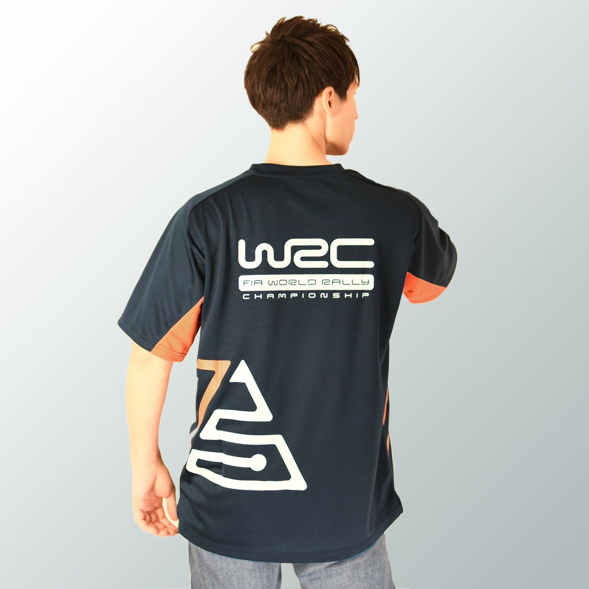 WRC｜WRC 13 ポリエステル Tシャツ｜ネイビーブルー｜モデル着用