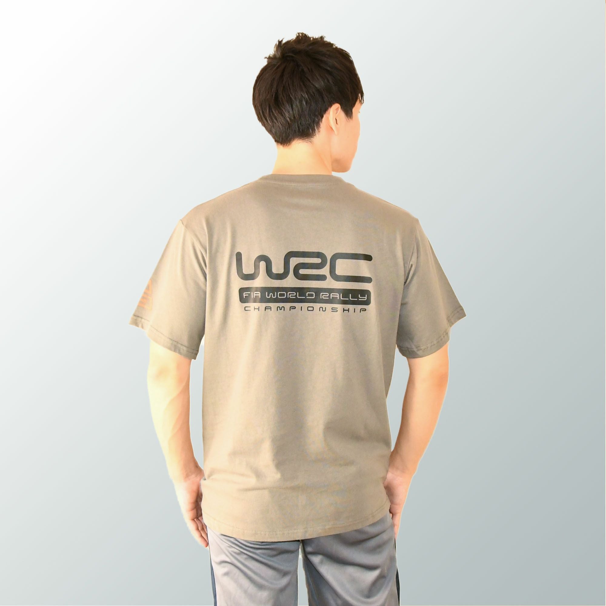 WRC｜WRC ダブルアールシー Tシャツ｜グレー｜モデル着用