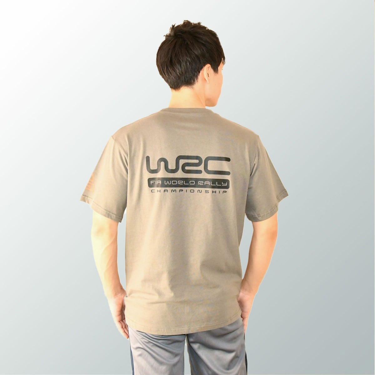 WRC｜WRC ダブルアールシー Tシャツ｜グレー｜モデル着用