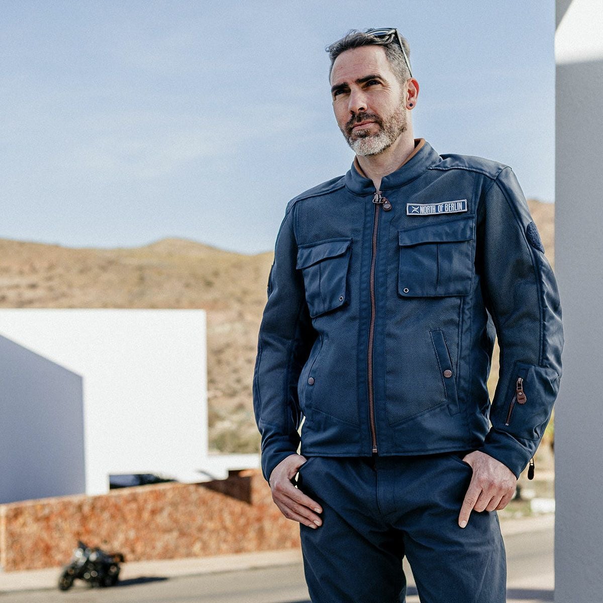 North of Berlin｜デザーティフィケーション ジャケット｜ファブリック｜ネイビー｜モデル着用