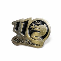 Alfaromeo｜アルファロメオ 110th 記念ピンバッジ｜その他雑貨｜ブラック