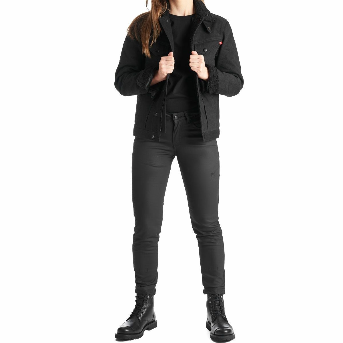 PANDO MOTO｜ロリカ スリム ｜デニム｜ブラック｜モデル着用