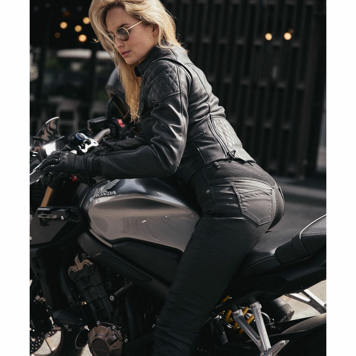 PANDO MOTO｜ロリカ スリム ｜デニム｜ブラック｜モデル着用