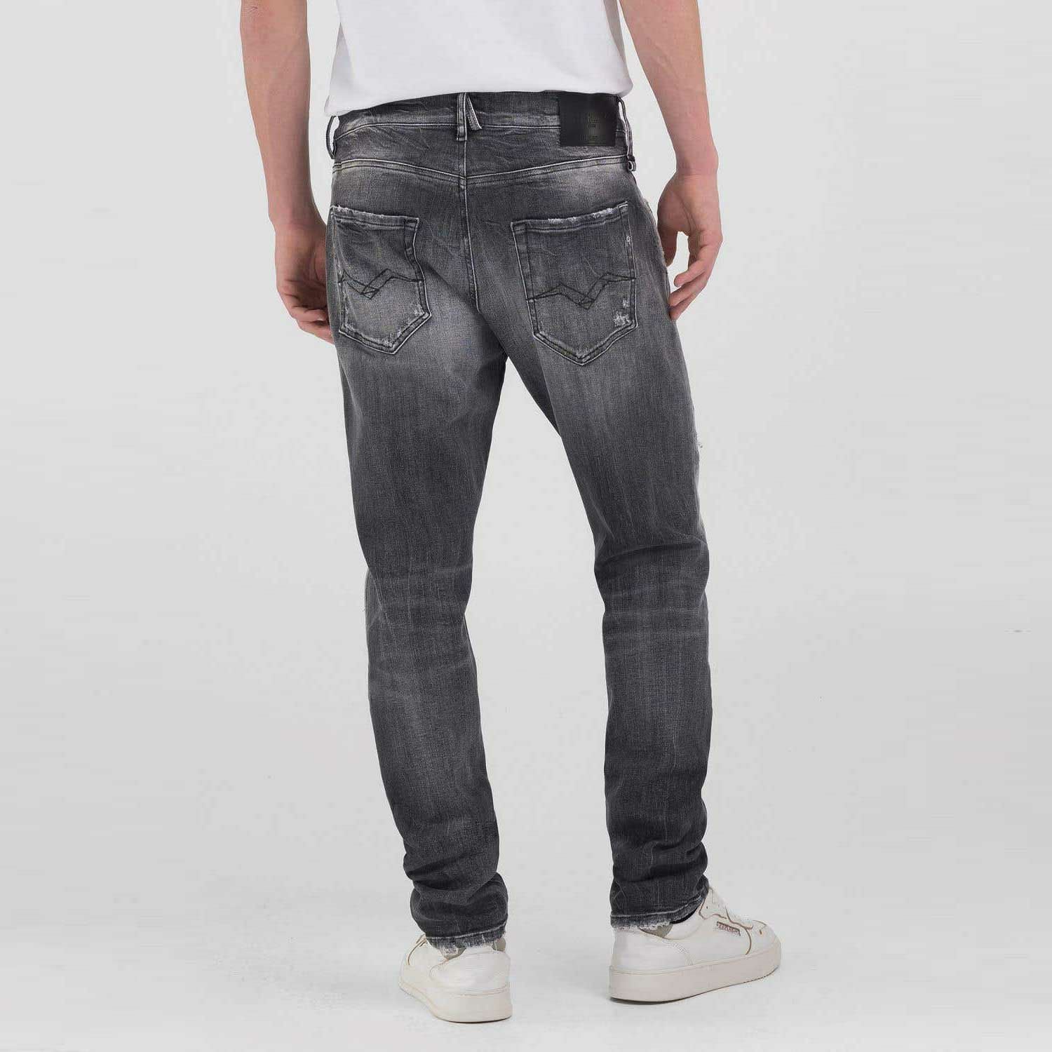 Replay｜ミッキム テーパード フィット ジーンズ グレー｜デニム｜ミディアムグレー｜モデル着用