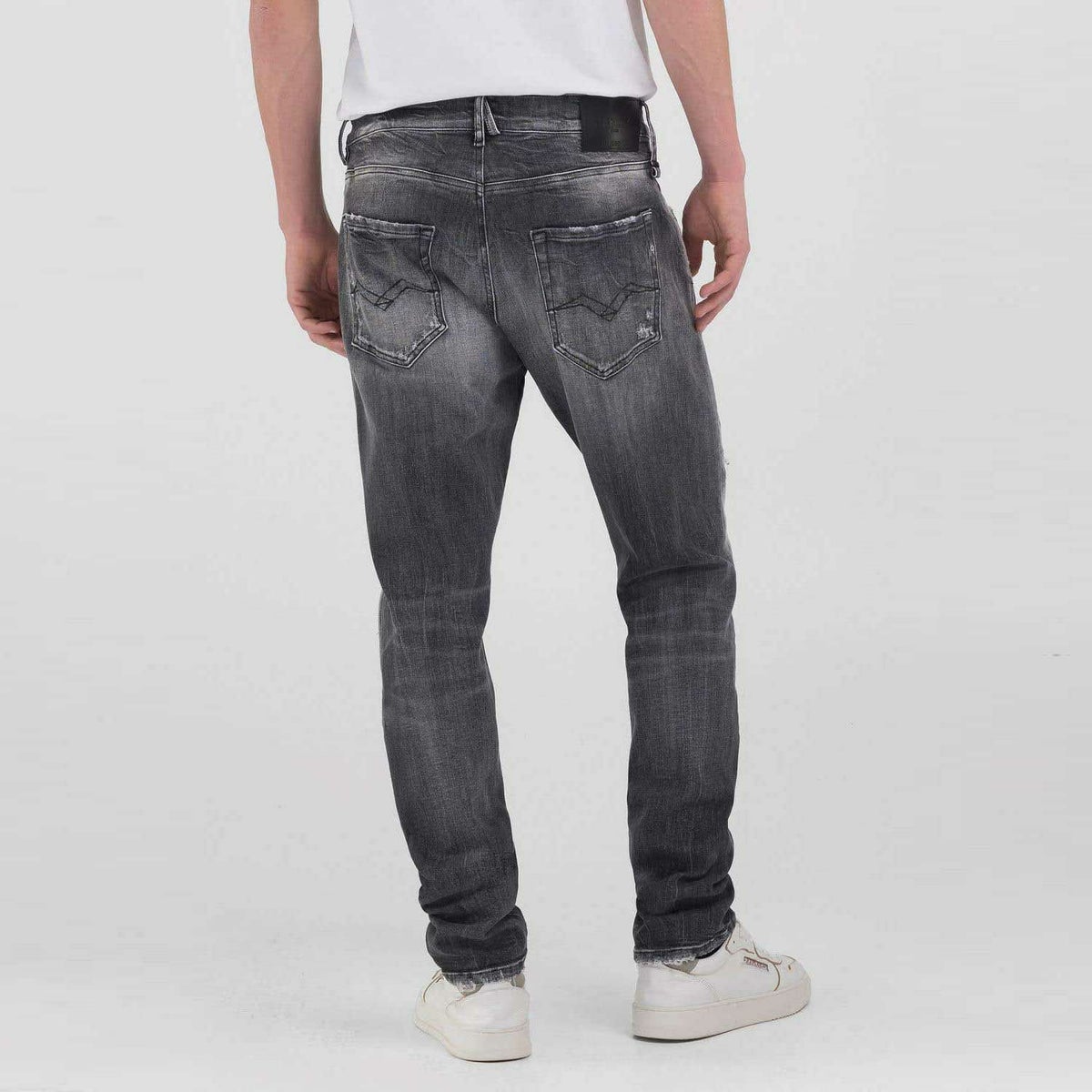 Replay｜ミッキム テーパード フィット ジーンズ グレー｜デニム｜ミディアムグレー｜モデル着用