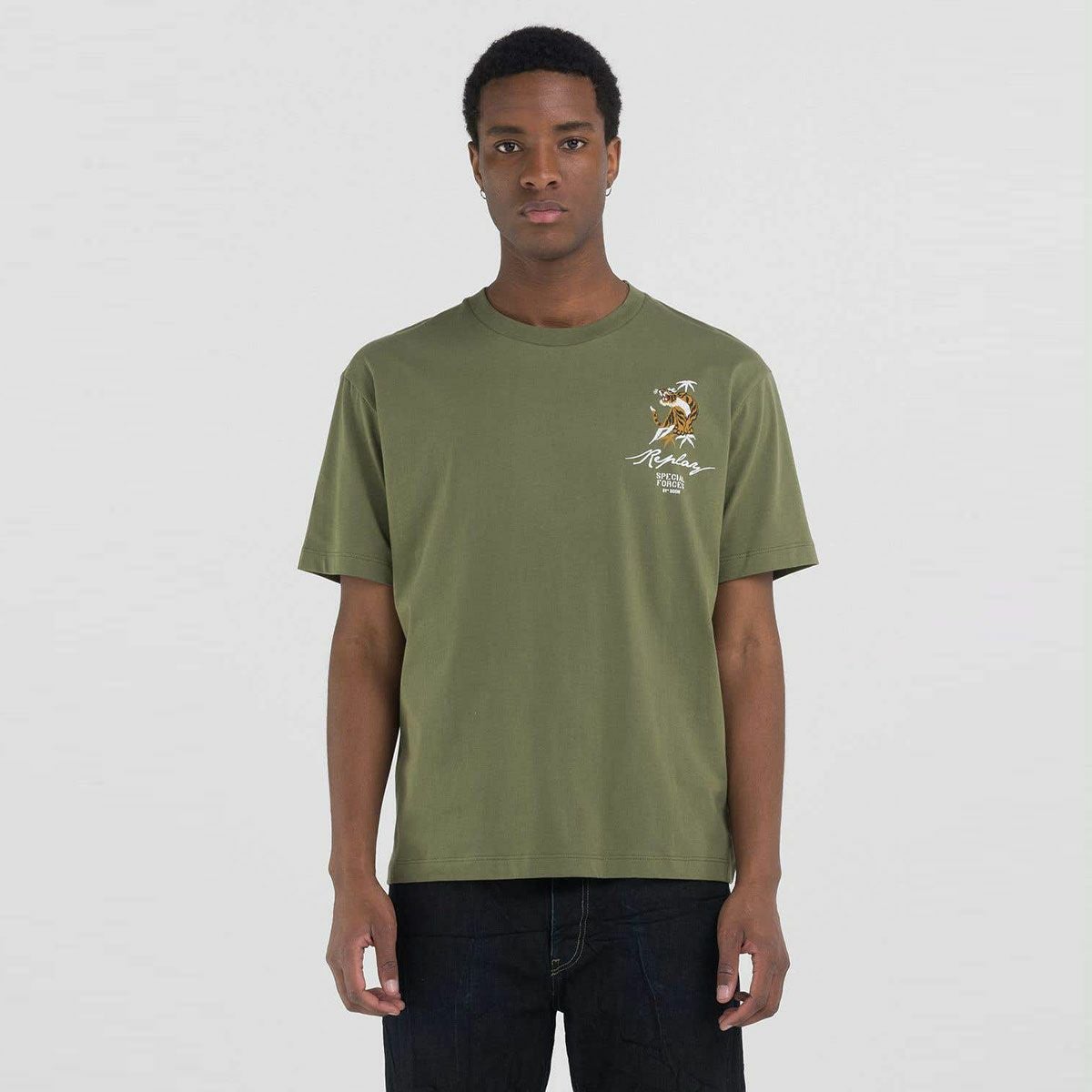 Replay｜タイガー グラフィック Tシャツ｜アーミーグリーン｜モデル着用