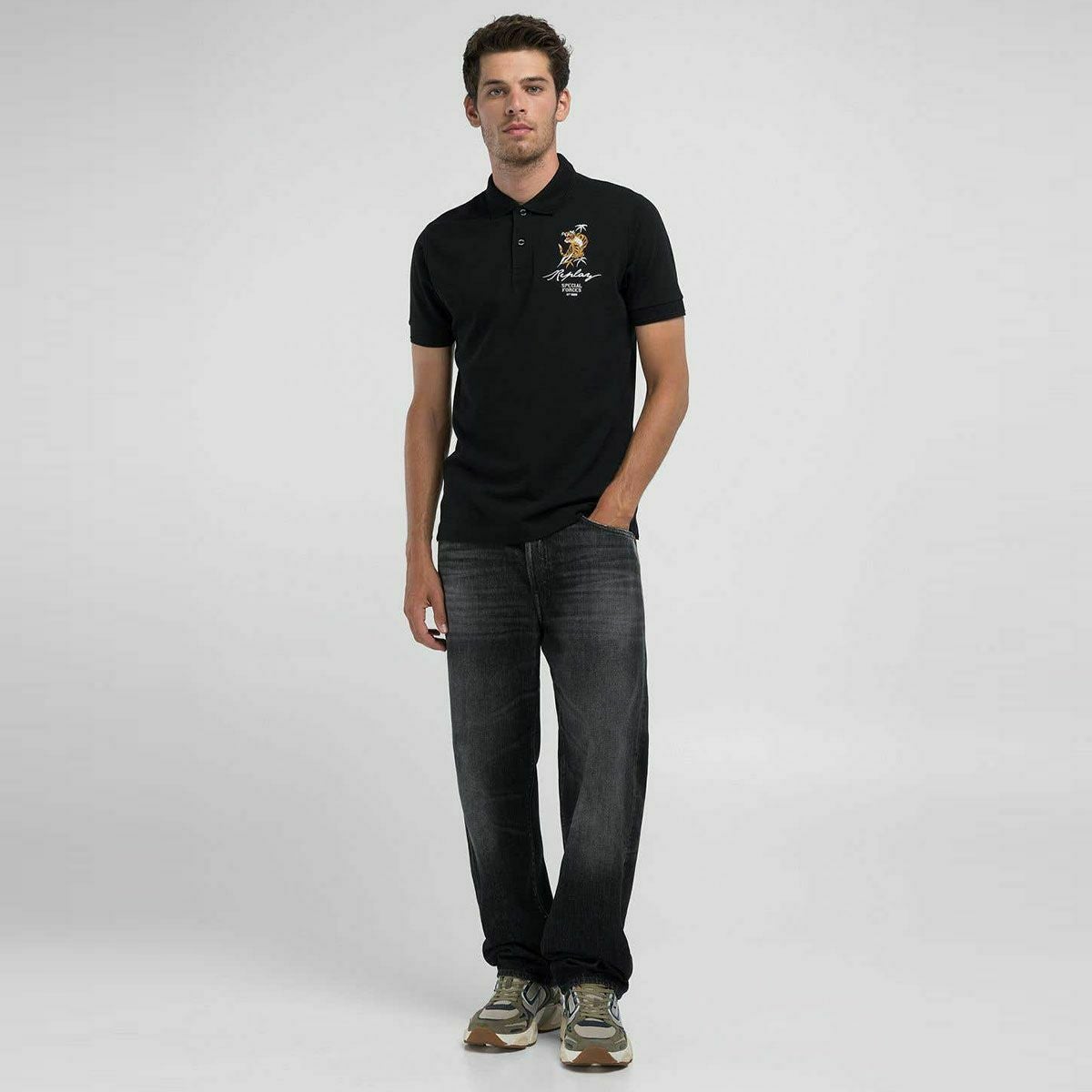 Replay｜タイガーグラフィック ポロシャツ｜ブラック｜モデル着用