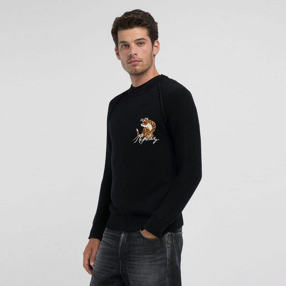 Replay｜クルーネック タイガー セーター｜ニット｜ブラック｜モデル着用