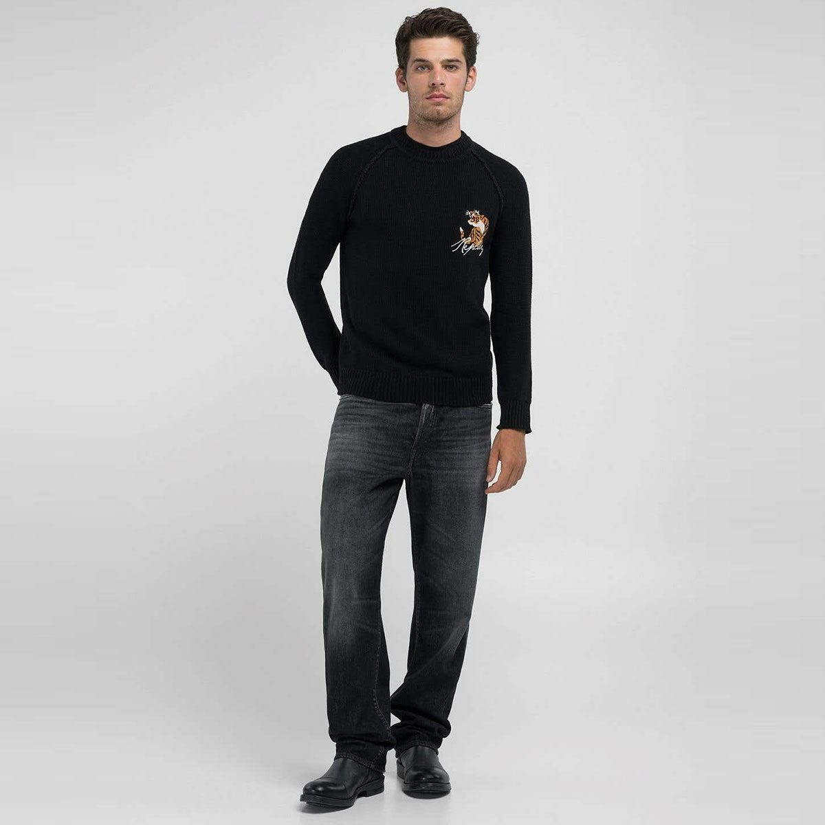 Replay｜クルーネック タイガー セーター｜ニット｜ブラック｜モデル着用