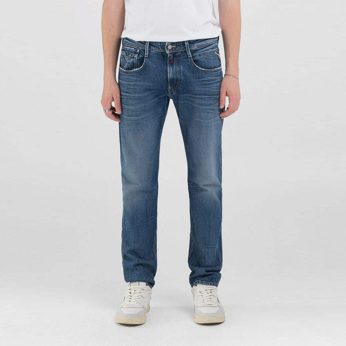 Replay｜アンバス スリムフィット ジーンズ｜デニム｜ミディアムブルー｜モデル着用