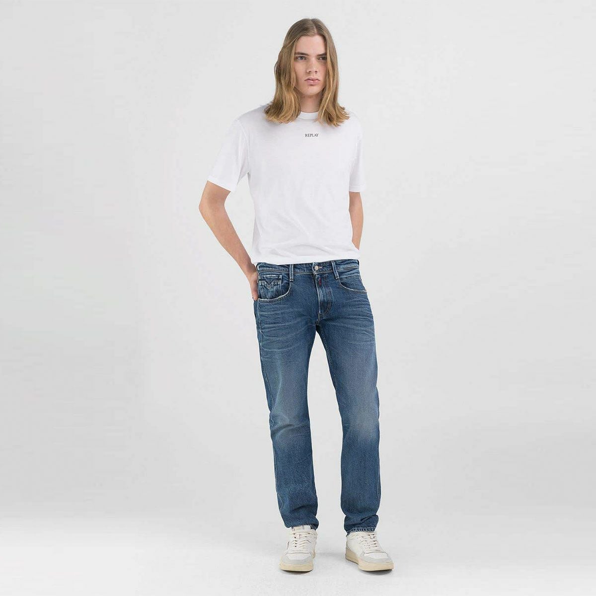 Replay｜アンバス スリムフィット ジーンズ｜デニム｜ミディアムブルー｜モデル着用