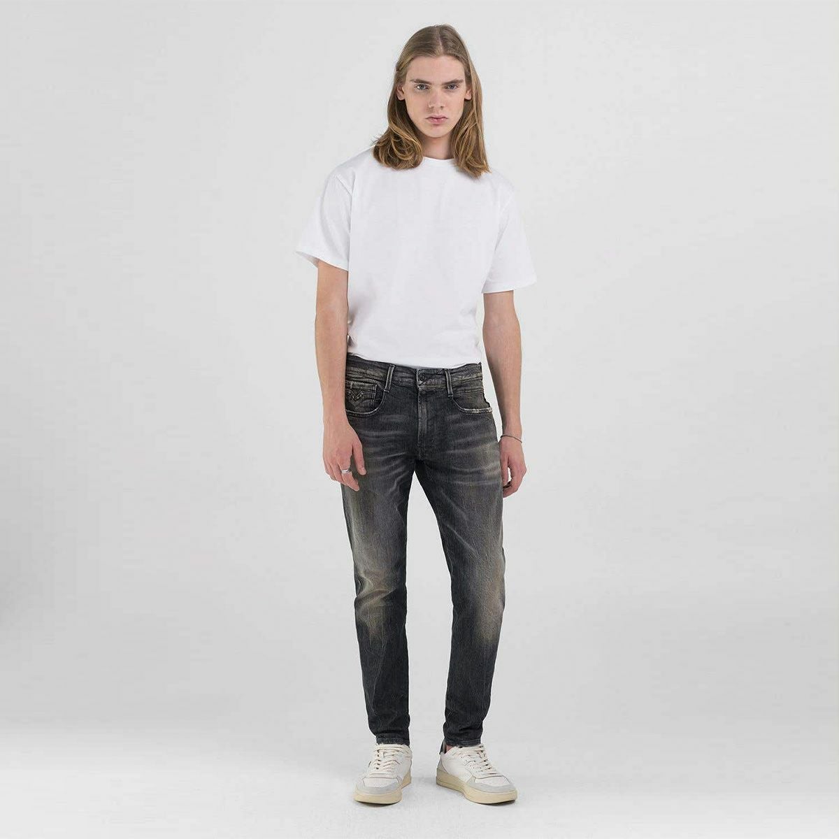 Replay｜ブローニー スーパースリム パワーストレッチ ジーンズ｜デニム｜ダークグレー｜モデル着用