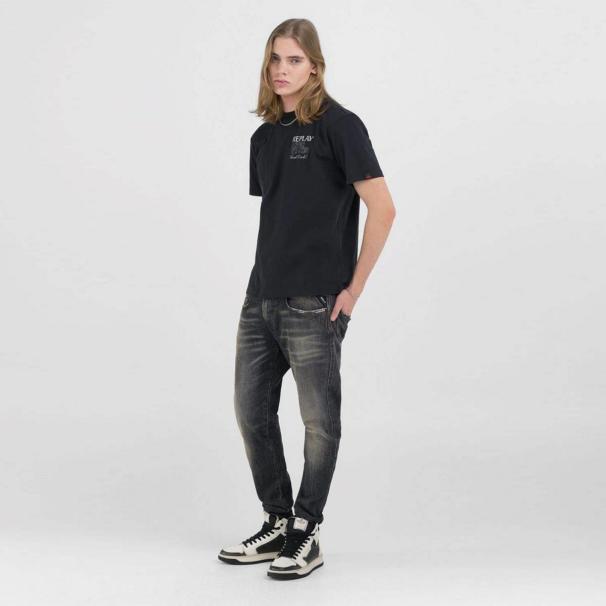 Replay｜ブローニー スーパースリム パワーストレッチ ジーンズ｜デニム｜ダークグレー｜モデル着用