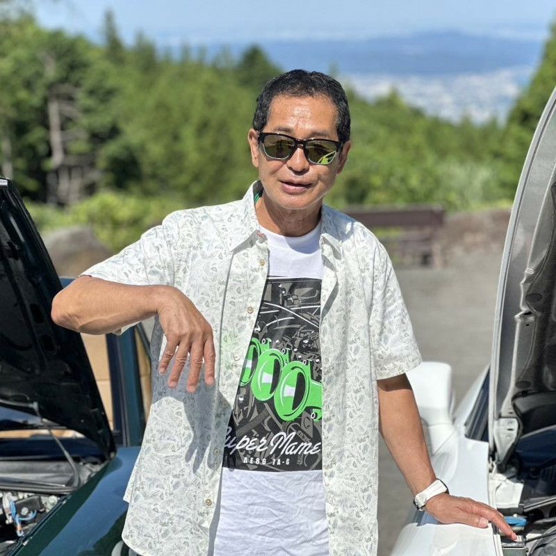 土屋圭市｜ファンネル Tシャツ｜ホワイト｜モデル着用