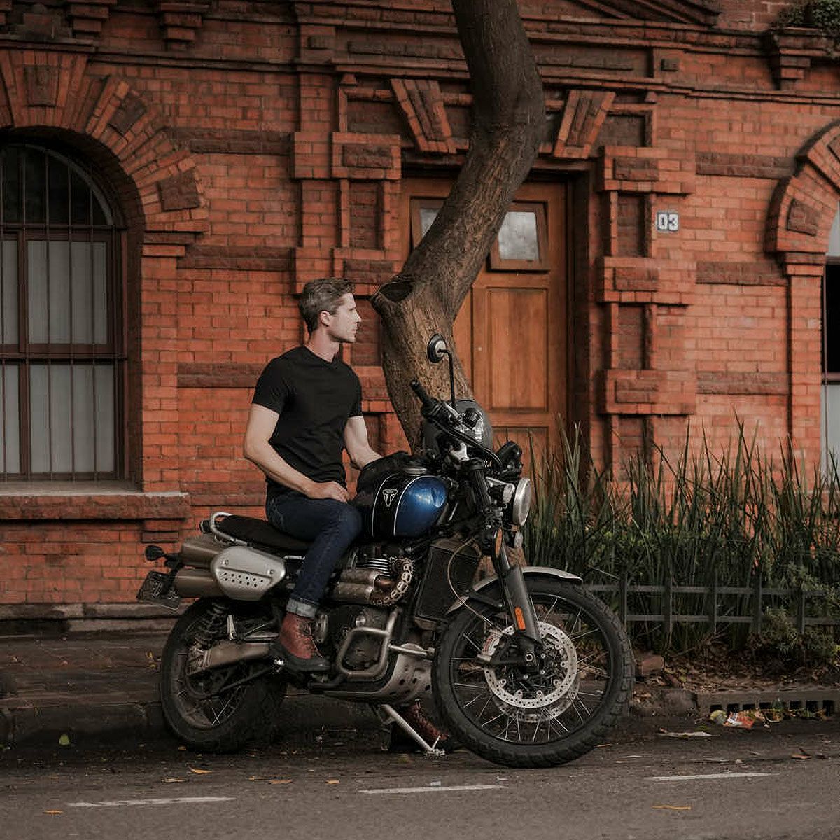 UMBERTO x LUCE｜テレン バイカー ブーツ｜ブーツタイプ｜ウォルナットブラウン｜モデル着用