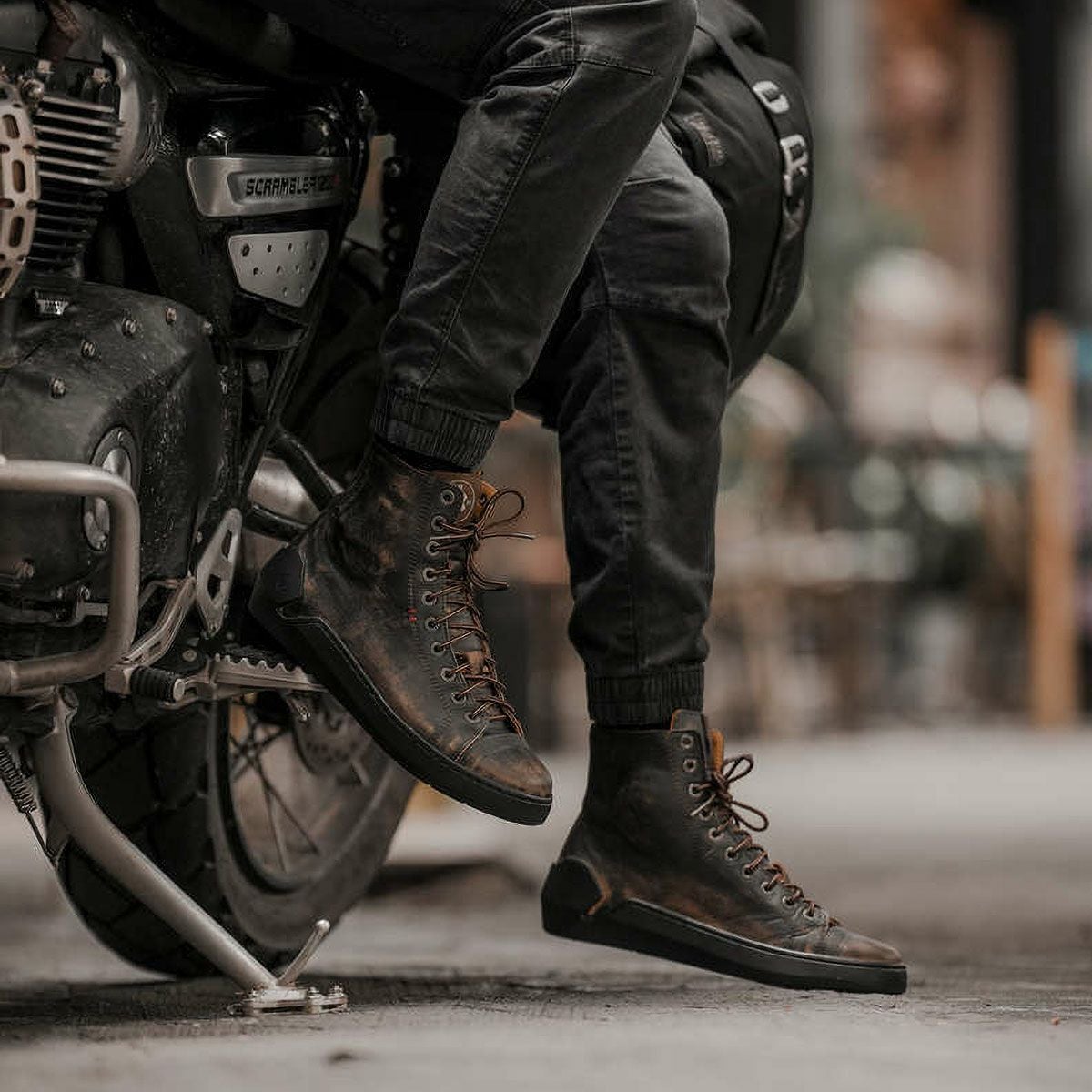UMBERTO x LUCE｜グース バイカー スニーカー｜スニーカータイプ｜ダークブラウン｜モデル着用