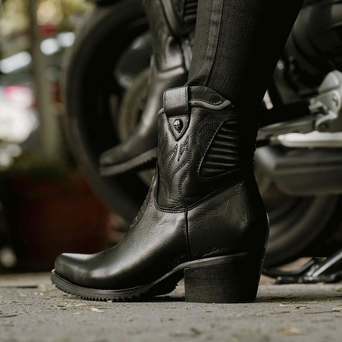 UMBERTO x LUCE｜ストリングフィールド カウボーイ レディース ブーツ｜ブーツタイプ｜ブラック｜モデル着用