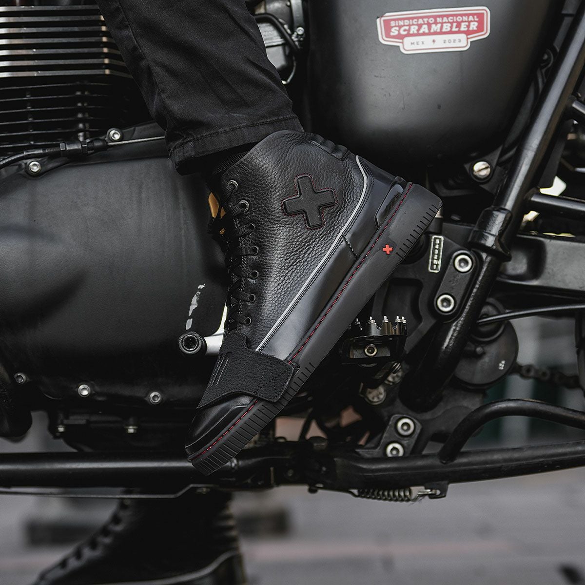 UMBERTO x LUCE｜ボンハン X バイカー スニーカー｜スニーカータイプ｜ブラック｜モデル着用