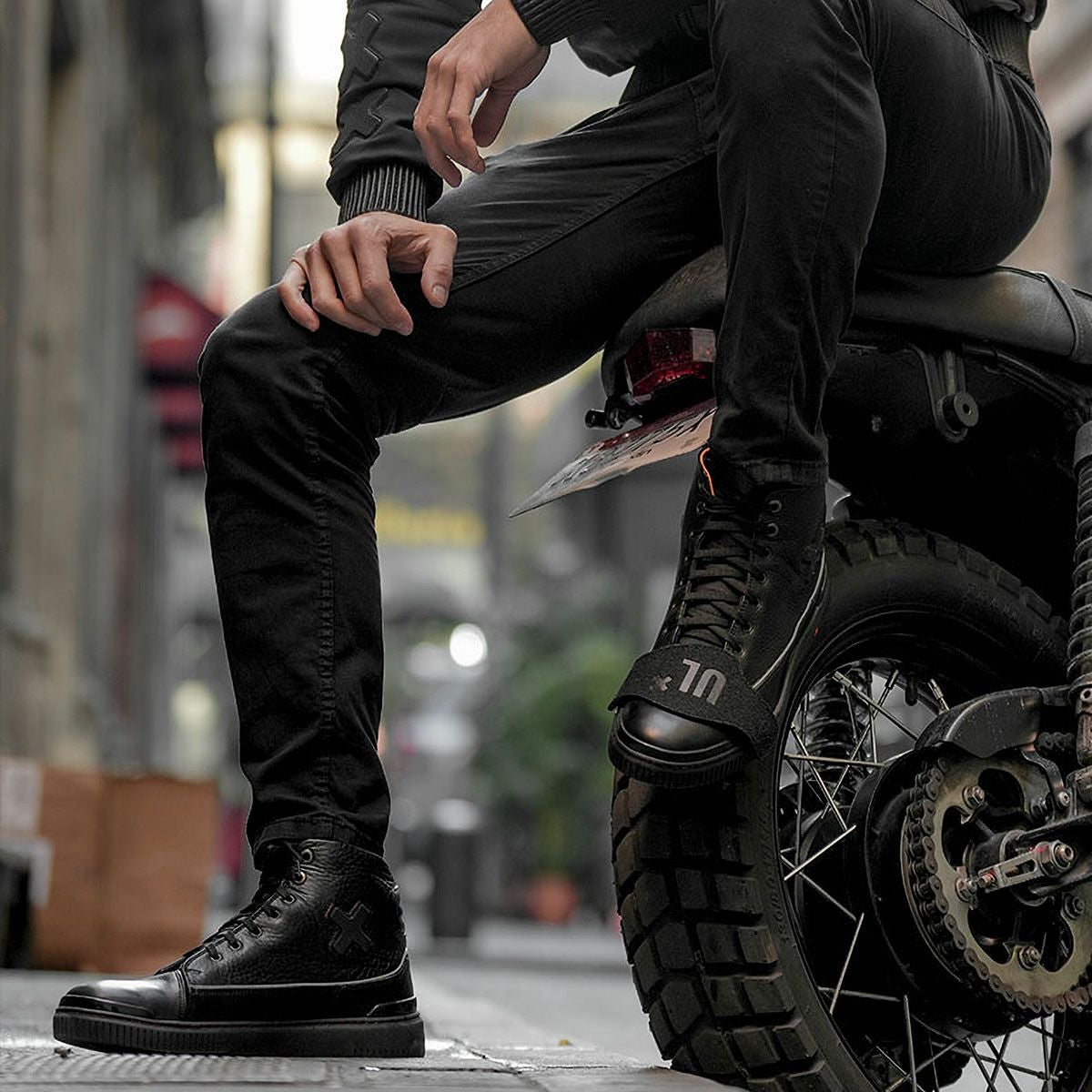 UMBERTO x LUCE｜ボンハン X バイカー スニーカー｜スニーカータイプ｜ブラック｜モデル着用