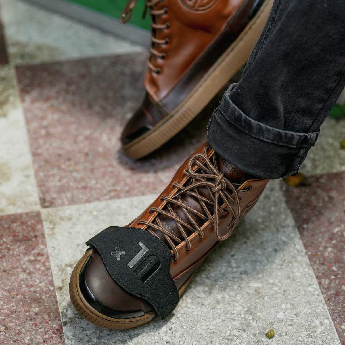 UMBERTO x LUCE｜ホーン モーターサイクル スニーカー｜スニーカータイプ｜モデル着用