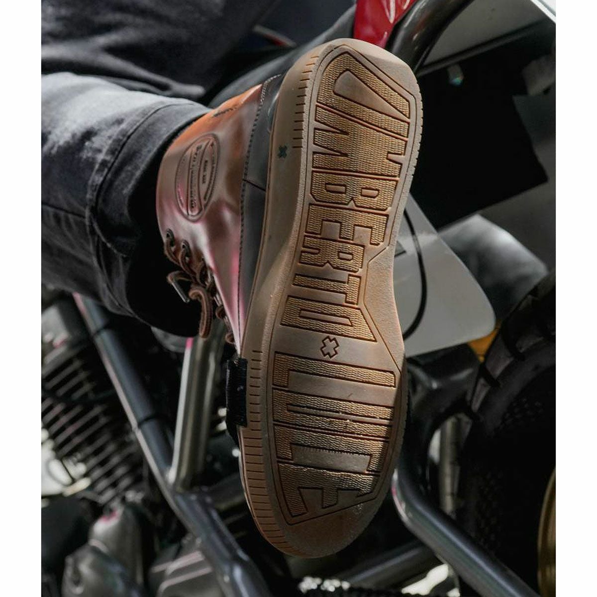 UMBERTO x LUCE｜ホーン モーターサイクル スニーカー｜スニーカータイプ｜モデル着用