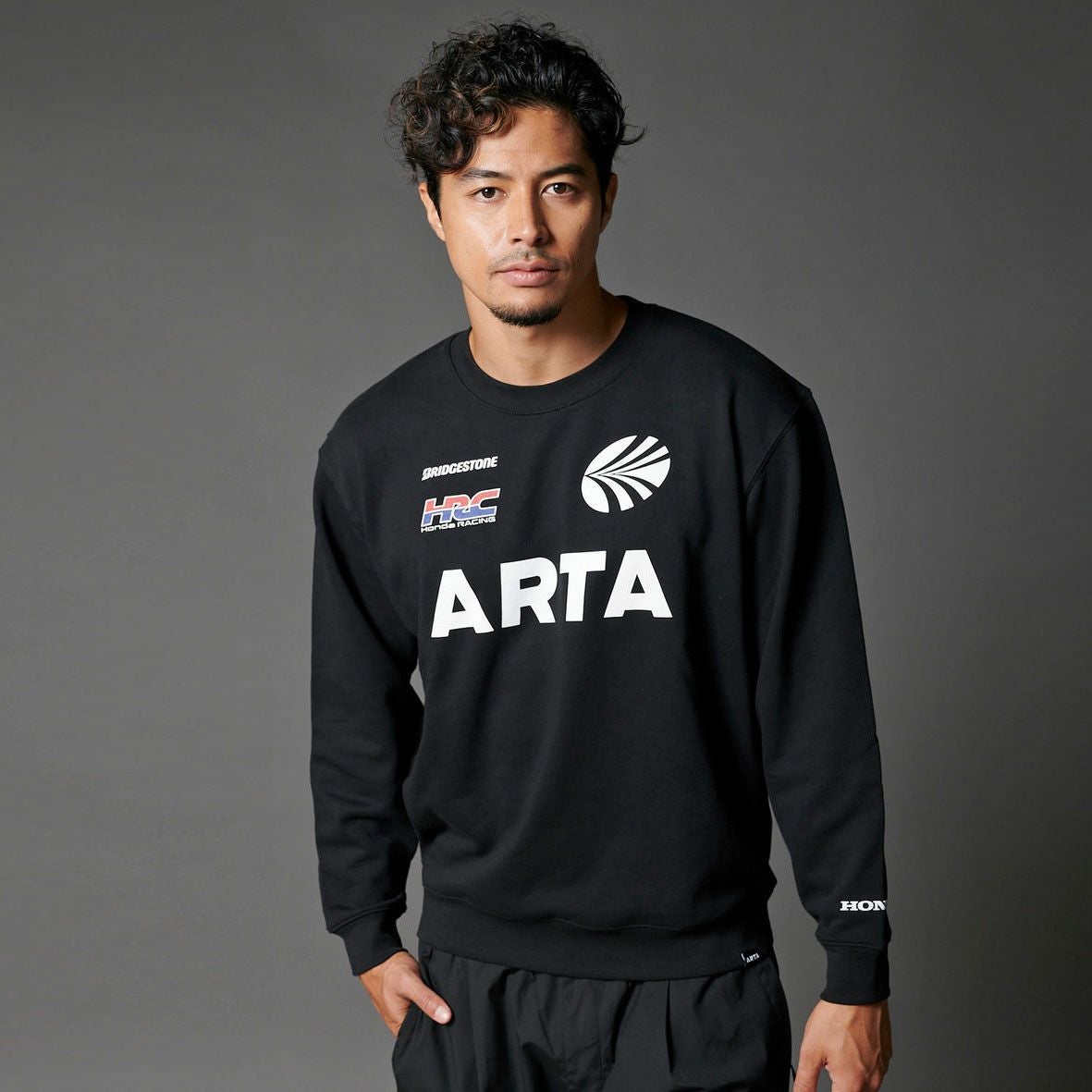 ARTA｜ARTA レプリカ ロゴ スウェット シャツ｜ブラック｜モデル着用