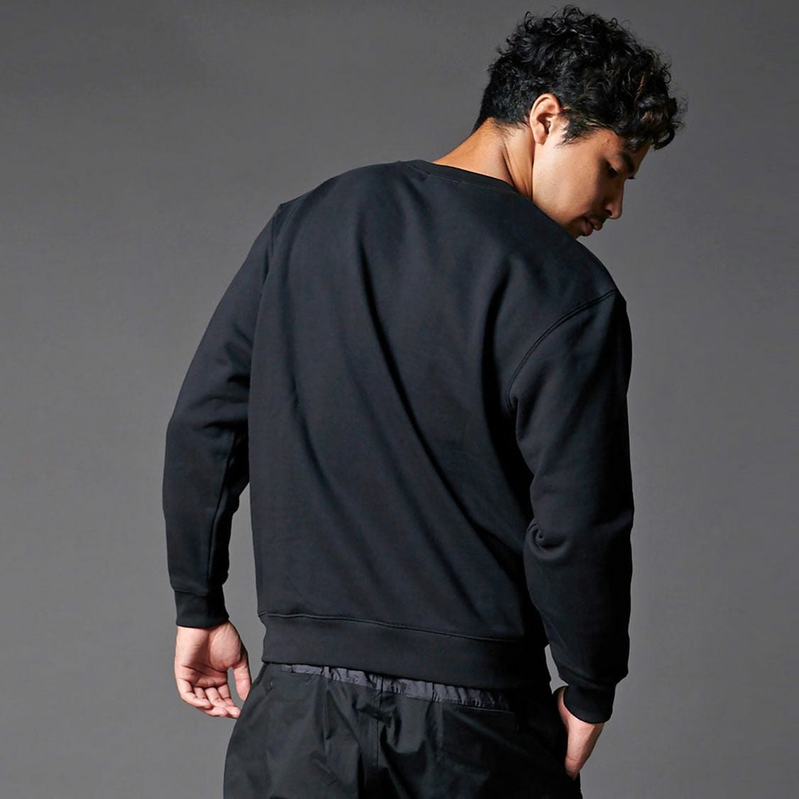 ARTA｜ARTA レプリカ ロゴ スウェット シャツ｜ブラック｜モデル着用