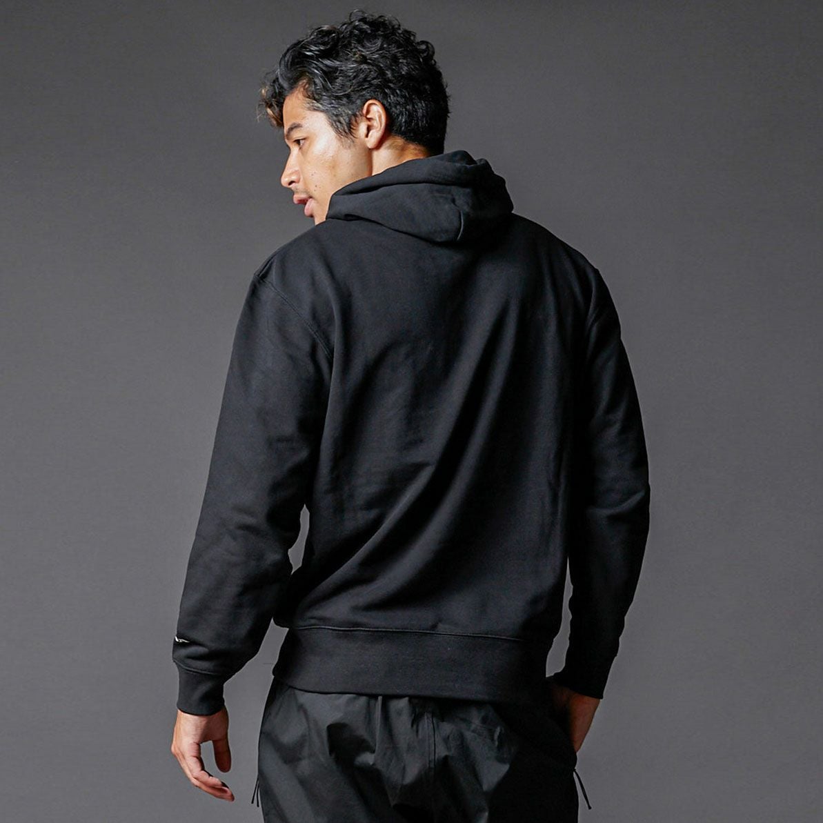 ARTA｜ARTA レプリカ ロゴ スウェット フーディ｜ブラック｜モデル着用