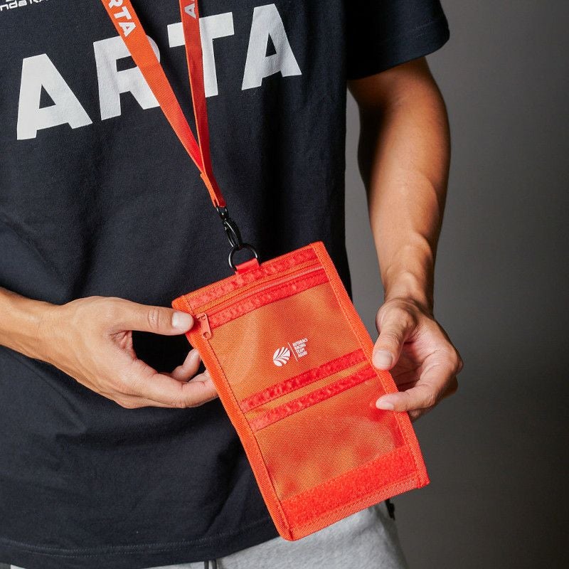 ARTA｜ARTA マルチ チケット ホルダー｜その他雑貨｜オレンジ｜モデル着用
