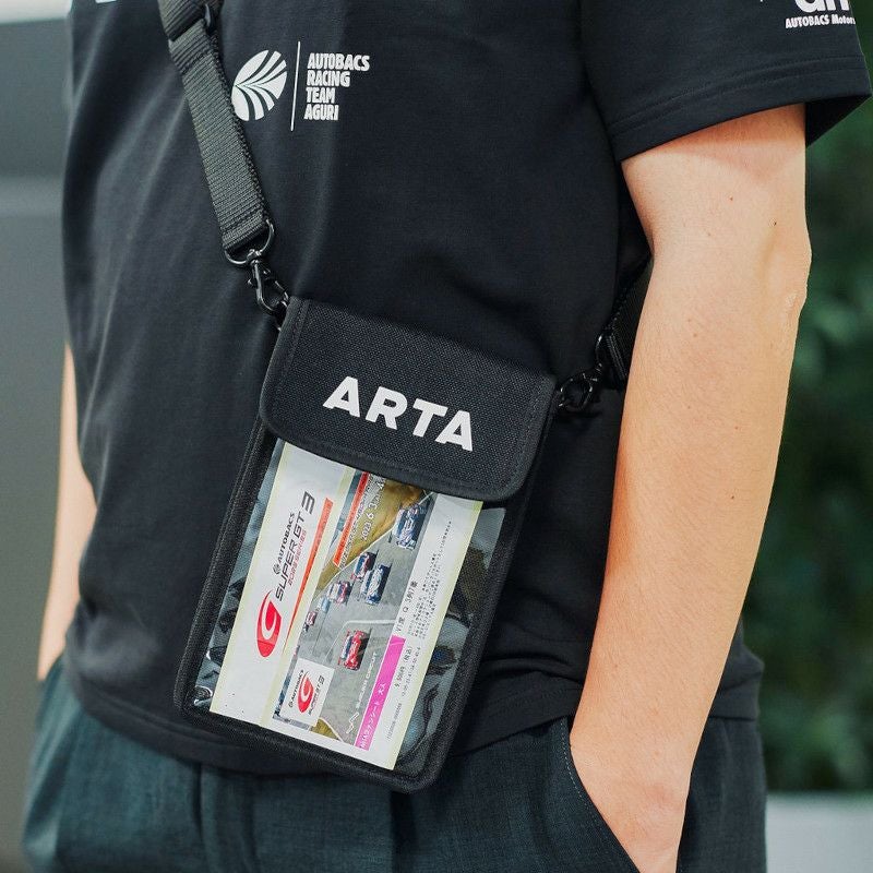 ARTA｜ARTA マルチ ショルダー ポーチ｜バッグ｜ブラック｜モデル着用