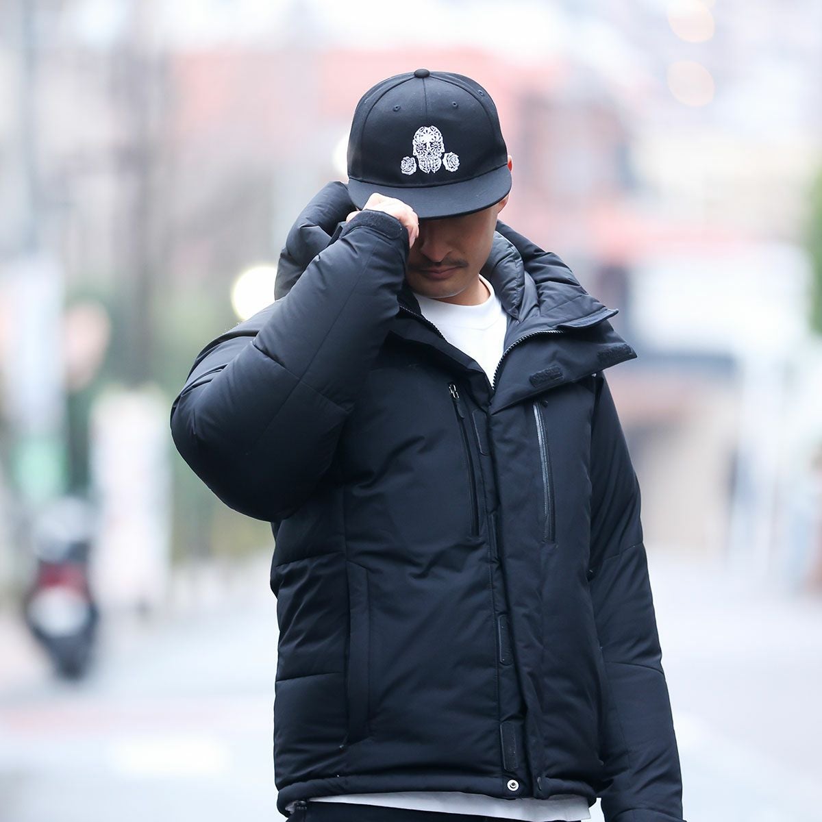 Dark｜スナップバックキャップ｜帽子｜ブラック｜モデル着用