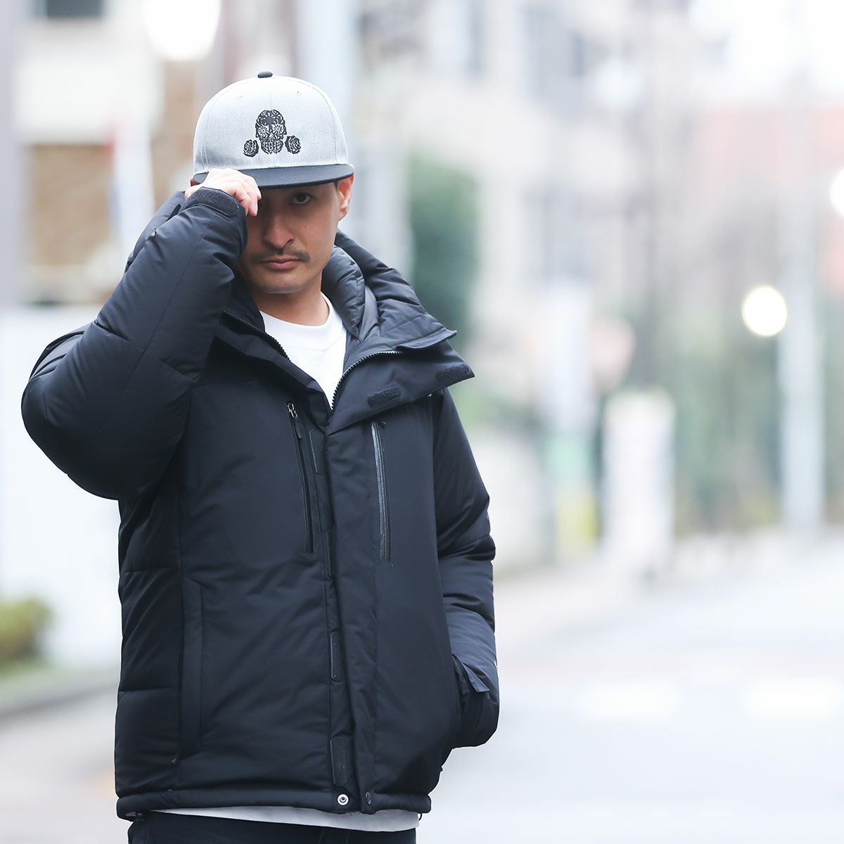 Dark｜スナップバックキャップ｜帽子｜グレー×ブラック｜モデル着用