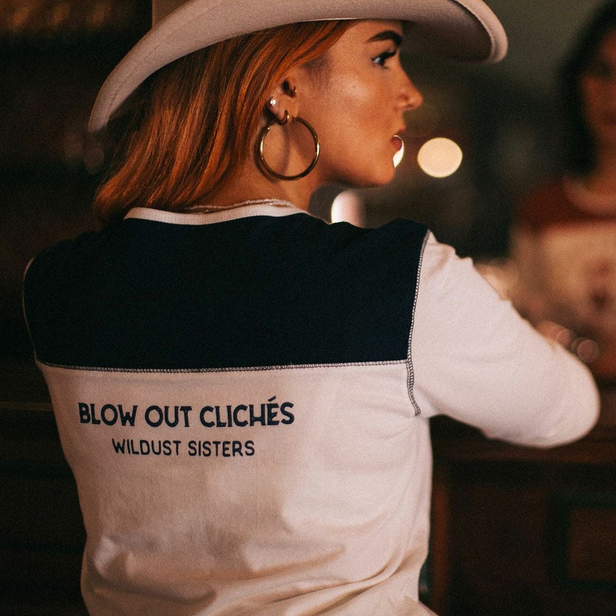 WILDUST｜ウエスタン Tシャツ ワイルド ガール｜アイボリー×ブルー｜モデル着用