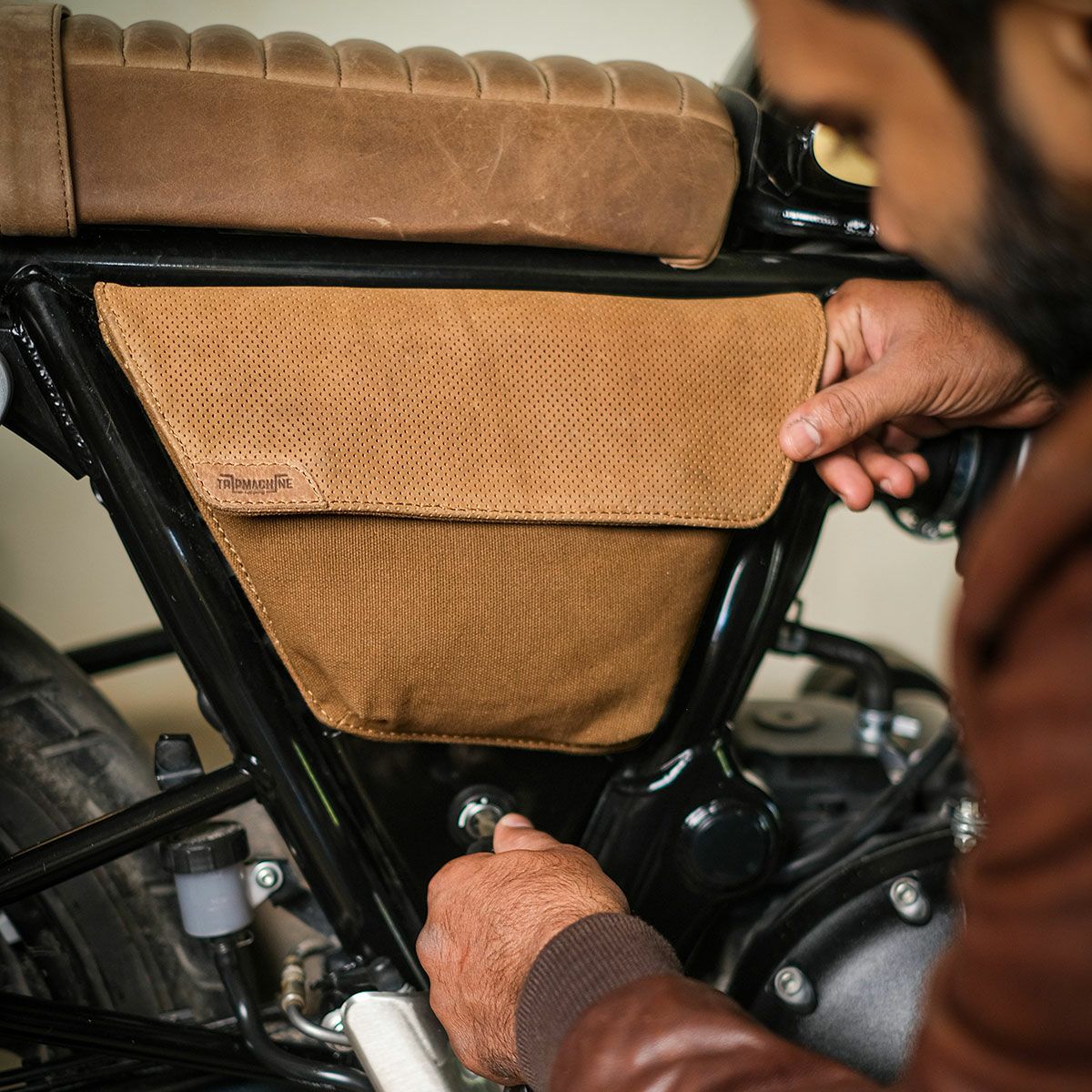 Trip Machine｜レネゲード サイド パネル｜サイドバッグ｜ブラウン×タバコ｜使用イメージ