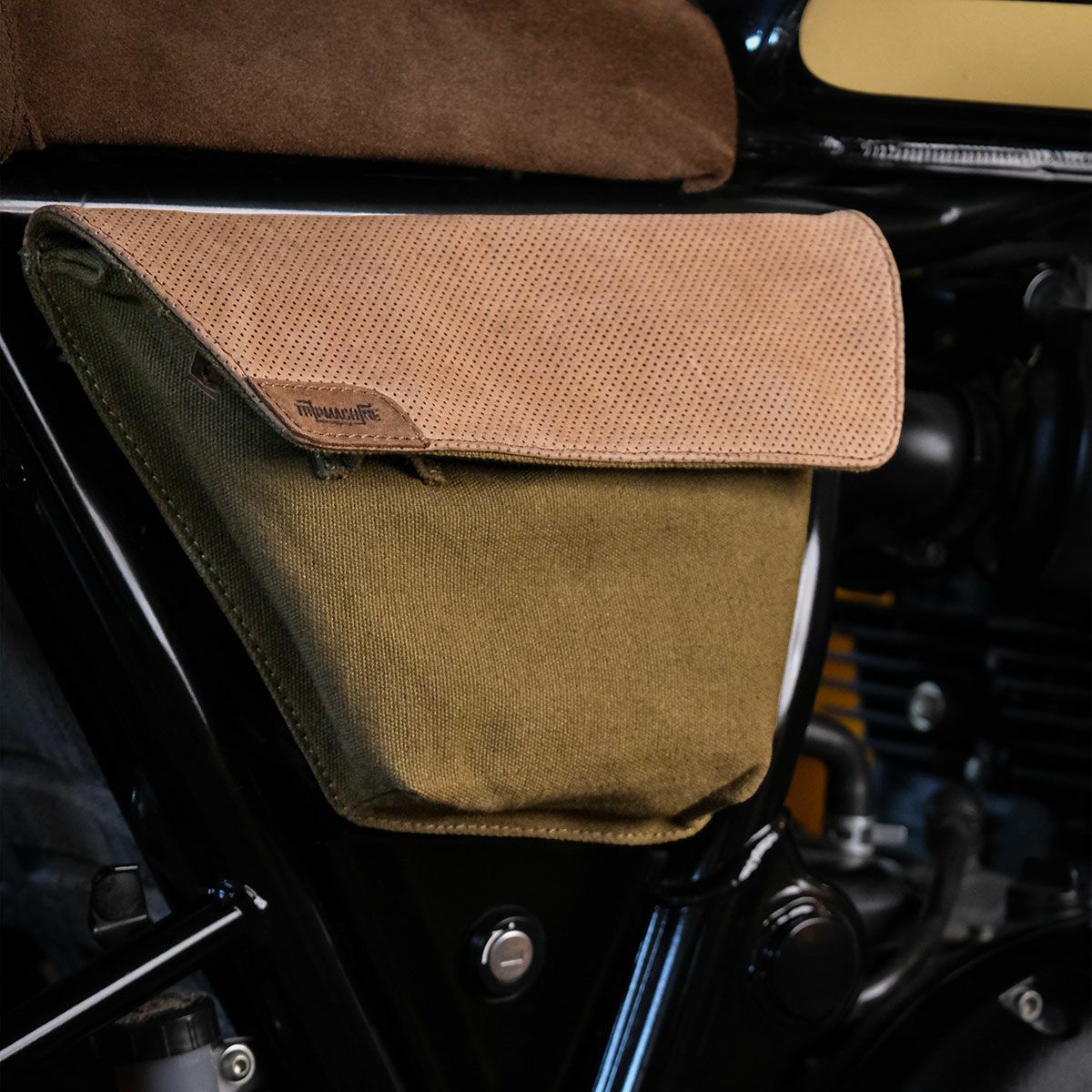 Trip Machine｜レネゲード サイド パネル｜サイドバッグ｜グリーン×タバコ｜使用イメージ