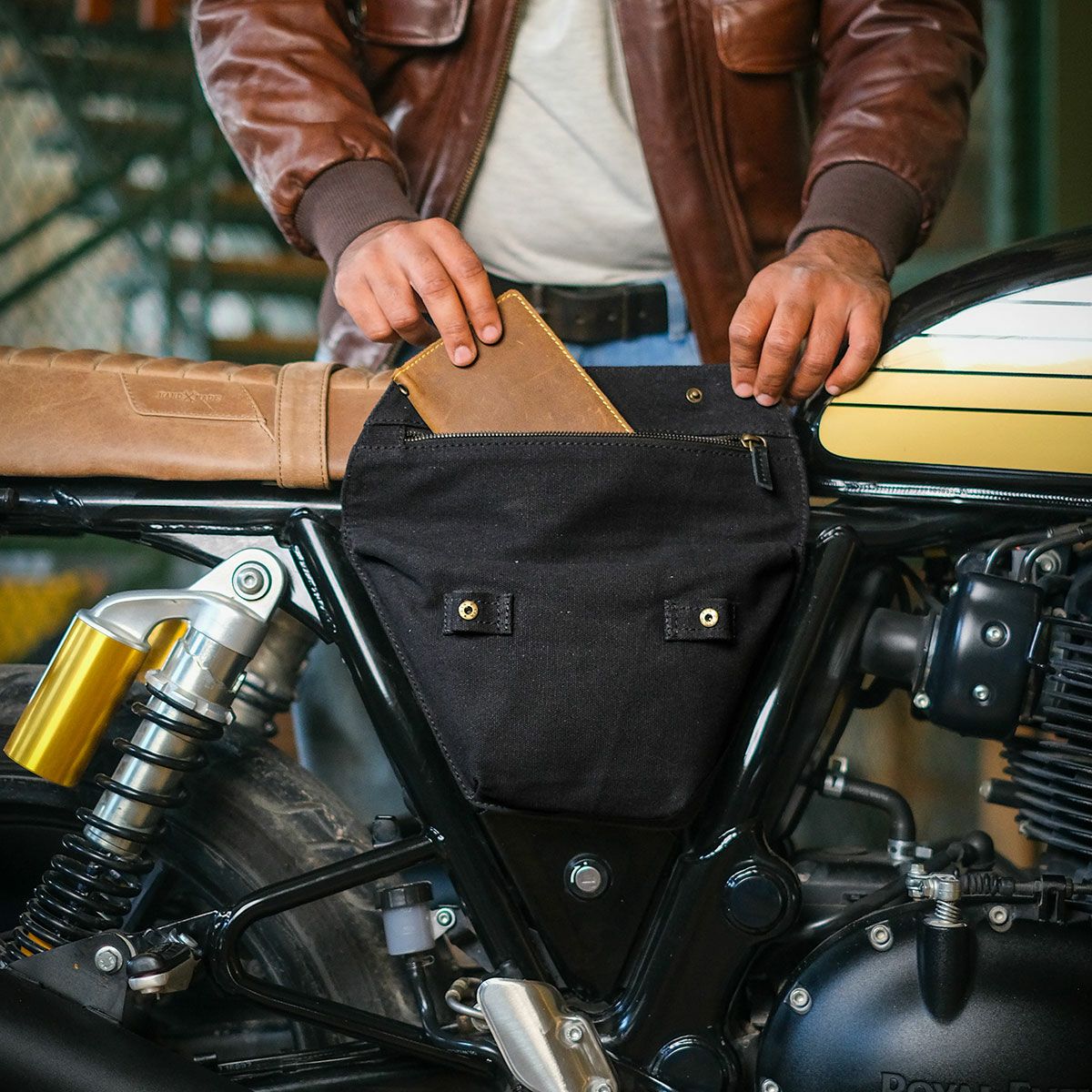 Trip Machine｜レネゲード サイド パネル｜サイドバッグ｜オールブラック｜使用イメージ