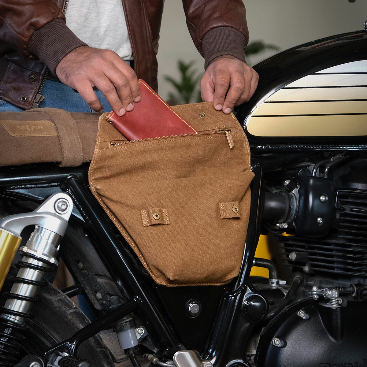 Trip Machine｜レネゲード サイド パネル｜サイドバッグ｜ブラウン×タバコ｜使用イメージ